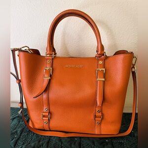 BARELY USED ….. MICHAEL KORS JET SET ORANGE MEDIUM TOTE w/DUST BAG